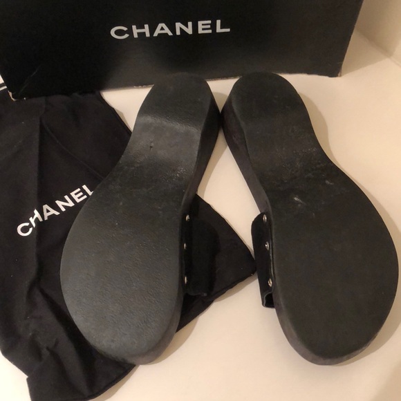 CHANEL black suede sandals w/ logo closure - Picture 4 of 6